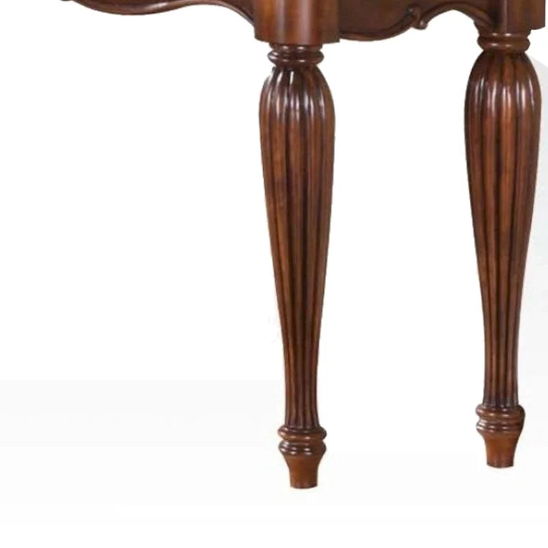 Table de canapé en bois avec détails sculptés, brun cerise